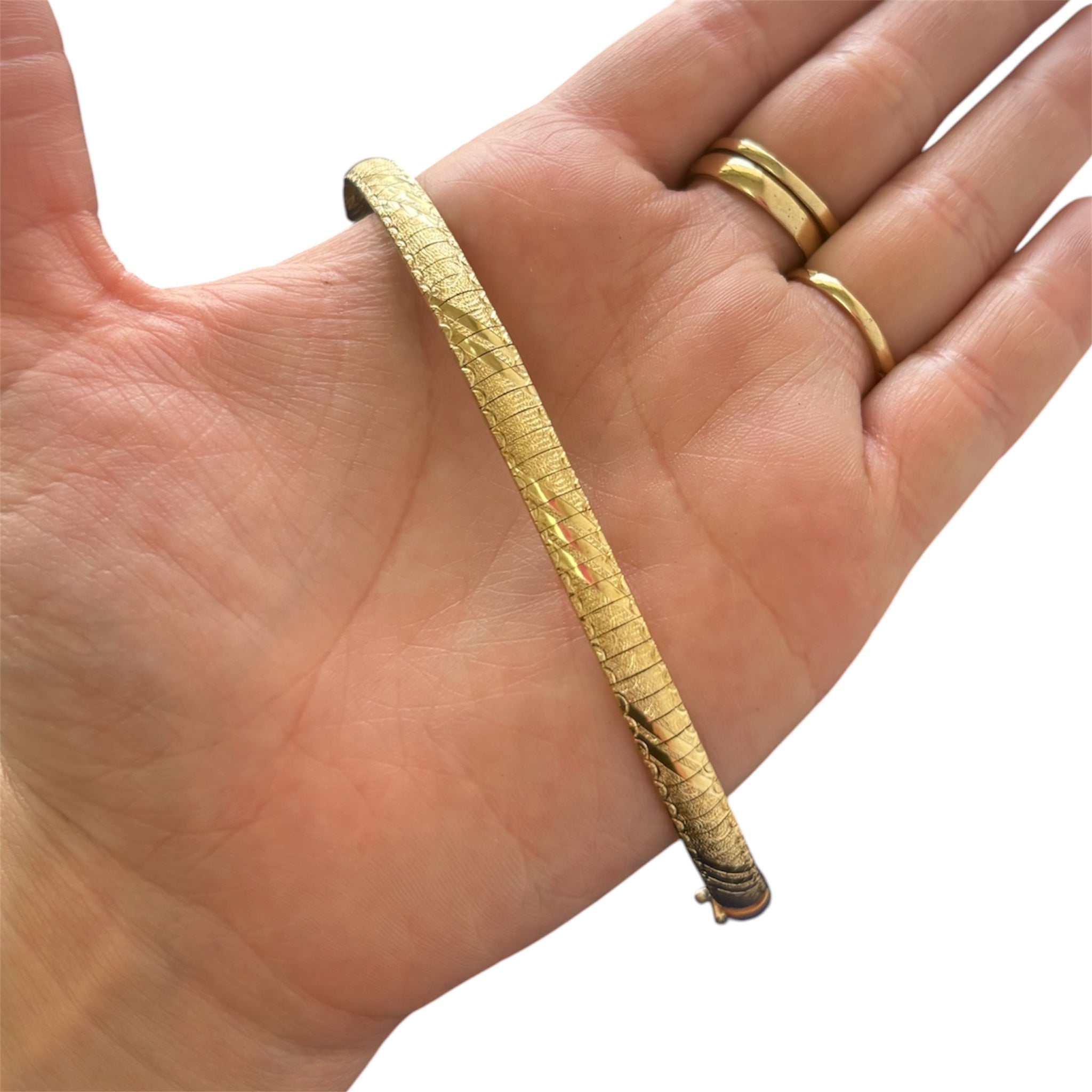 flexible diamond-cut gold bangle